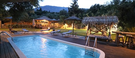 Una piscina al aire libre de temporada