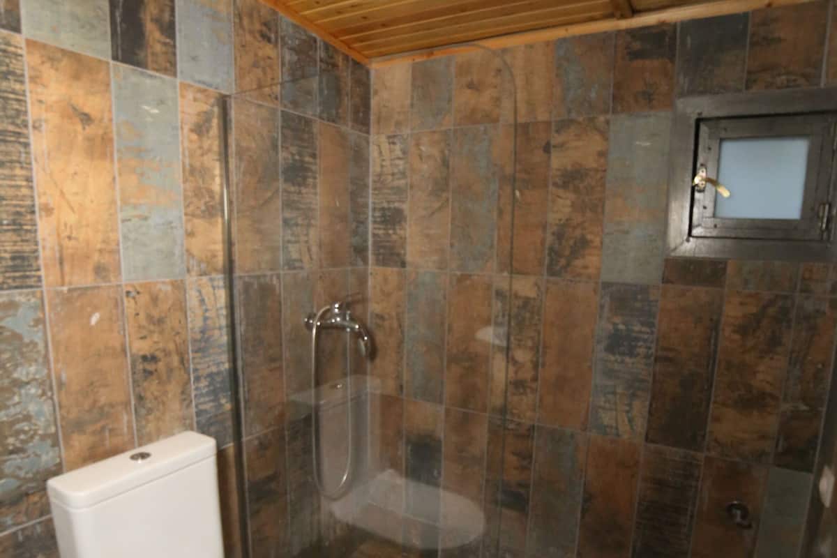 Standard Quadruple Room (Platanos) | Bathroom | Shower, free toiletries, hair dryer, bathrobes