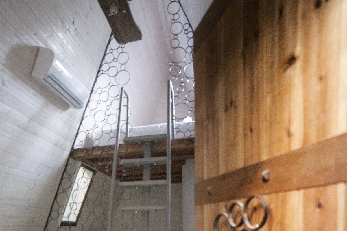 Superior Chalet (Orion) | Desk, laptop workspace, soundproofing, free WiFi