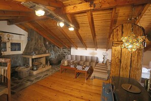 Habitación familiar, vista al mar (Sofita) | Ćrea de sala de estar | Televisión