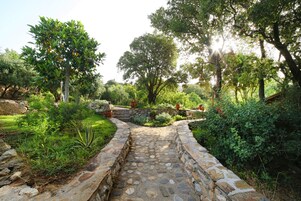 Habitación triple Deluxe (Ikaros) | Vistas al jardín