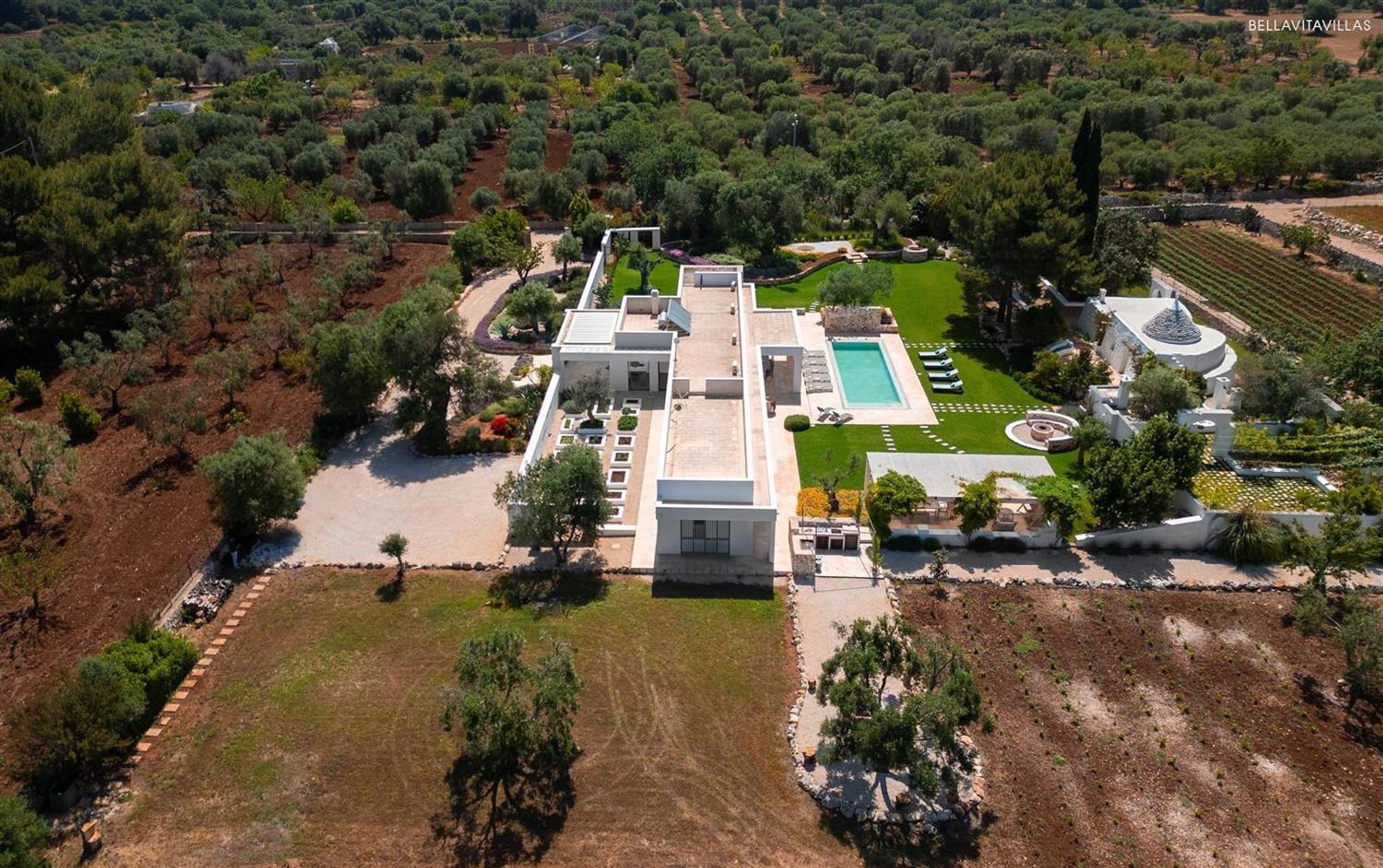 Un vaste domaine doté d’une piscine, de plusieurs b âtiments et de vastes jardins.