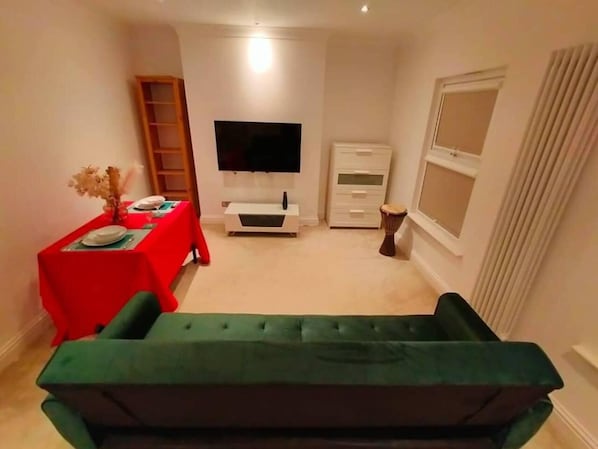 Apartment, 1 Queen Bed | Living area