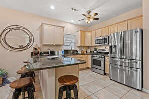 Microondas, horno, parrilla de estufa y lavavajillas 