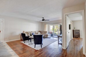 TV, offices - B-1 - Waterfront Condo Near Naples Bay & Beaches (Naples)