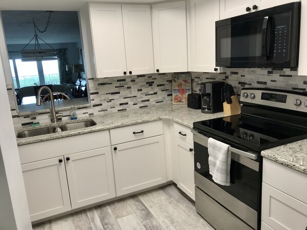 Refrigerador, microondas, horno y parrilla de estufa 