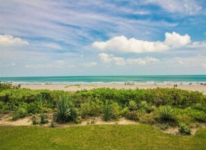 Plage, chaises longues, serviettes de plage