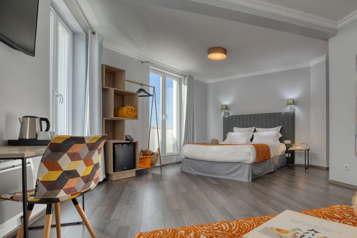 Desk, travel crib, free WiFi, bed sheets