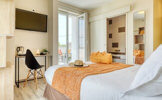 Habitación de lujo doble | Escritorio, cuna de viaje, wifi gratis y ropa de cama