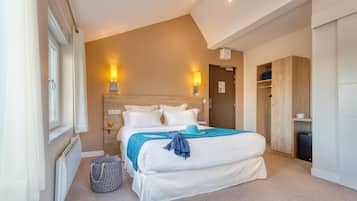 Desk, travel crib, free WiFi, bed sheets