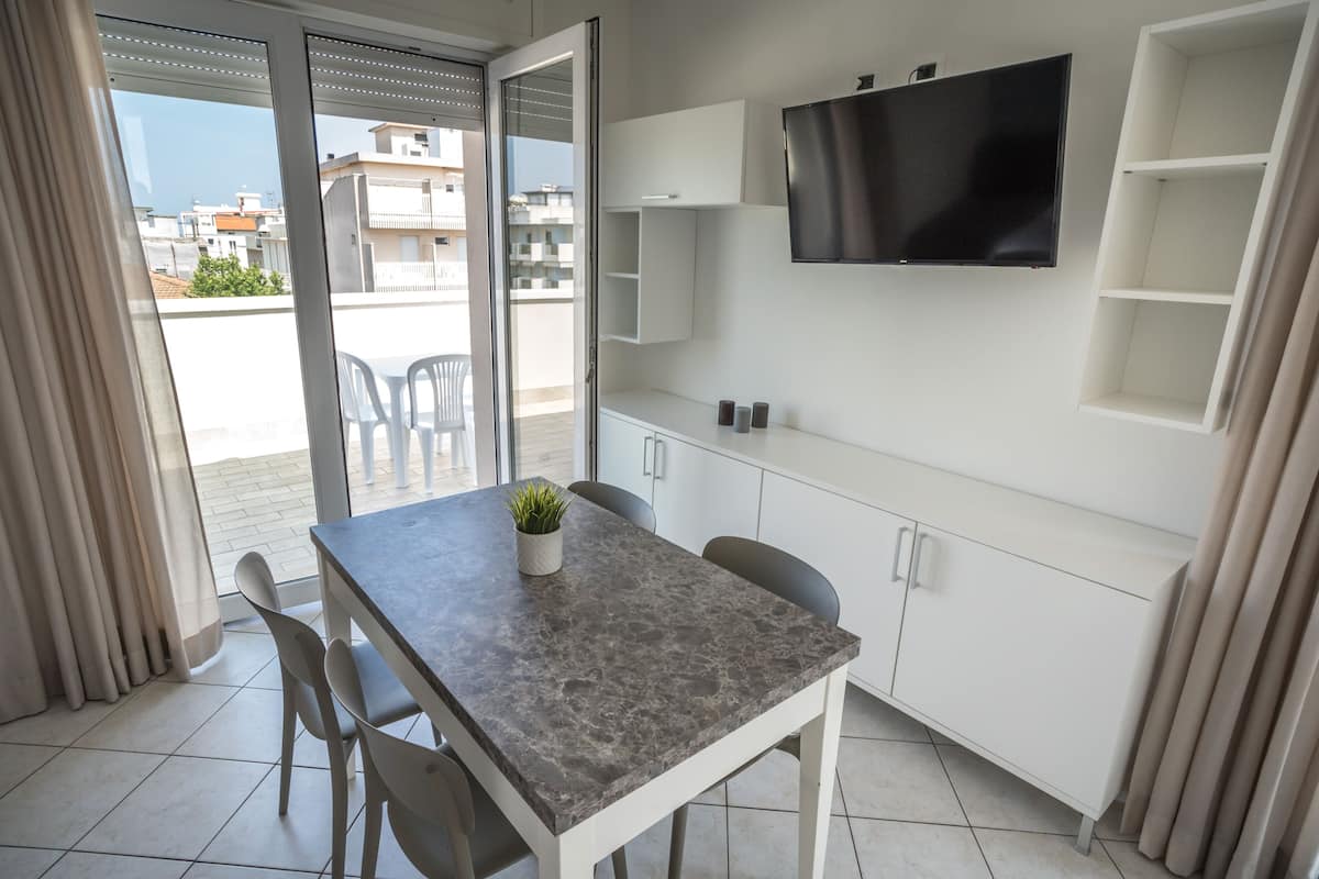 Luxury-Studio | Wohnbereich | Flachbildfernseher