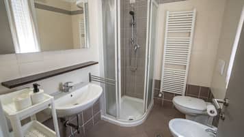 Dusche, kostenlose Toilettenartikel, Haartrockner, Bidet