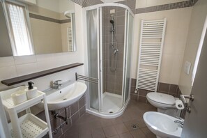 Shower, free toiletries, hair dryer, bidet - Rimini Bay Suites & Residence (Rimini)