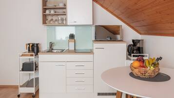 Een koelkast, een microgolfoven, een kookplaat