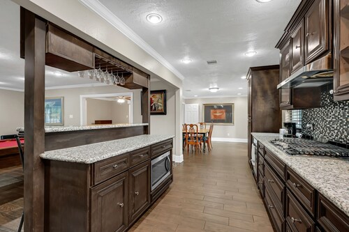 5BR Family Gem: Barbecue, Swim & Relax!