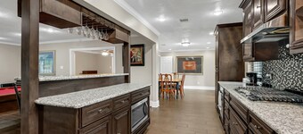 5BR Family Gem: Barbecue, Swim & Relax!