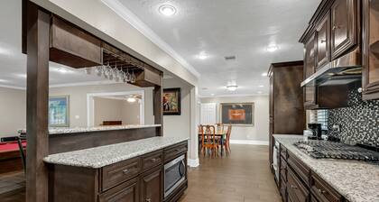 5BR Family Gem: Barbecue, Swim & Relax!