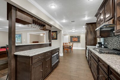 5BR Family Gem: Barbecue, Swim & Relax!