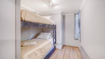 3 habitaciones, tabla de planchar con plancha, wifi y ropa de cama