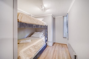 3 habitaciones, tabla de planchar con plancha, wifi y ropa de cama 