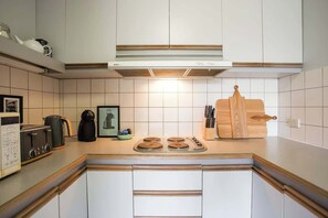 Cafetière-théière, réfrigérateur, four à micro-ondes, un four