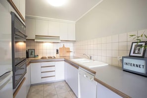 Wasserkocher mit Kaffee-/Teezubehör, Kühlschrank, Mikrowelle, Ofen