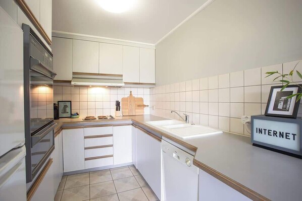 Coffee/tea maker, fridge, microwave, oven