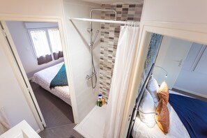 2 makuuhuonetta, työpöytä, silitysrauta/-lauta, ilmainen Wi-Fi