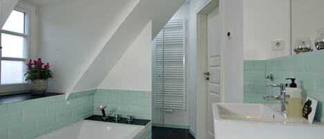 Doccia, asciugacapelli, asciugamani, sapone