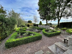 Property grounds - Ivy Cottage (Kirkby Lonsdale)