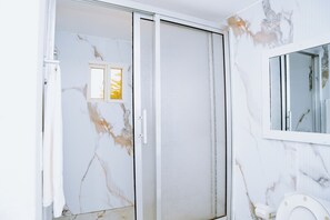 Dusche, kostenlose Toilettenartikel, Haartrockner, Bademäntel
