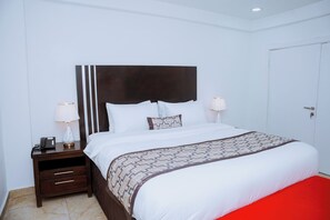 Suite ejecutiva | Ropa de cama de alta calidad, edredones de plumas, escritorio