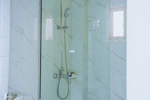 Executive Suite | Bathroom | Shower, free toiletries, hair dryer, bathrobes - Sinkor Palace (Monrovia)