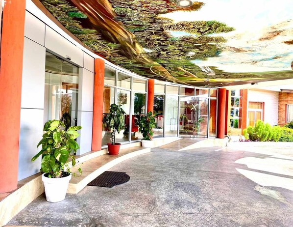 Exterior - Sinkor Palace (Monrovia)