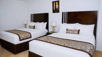 Chambre Deluxe Double ou avec lits jumeaux, 2 grands lits, vue cour intérieure | Literie de qualité supérieure, couette en duvet d'oie, bureau