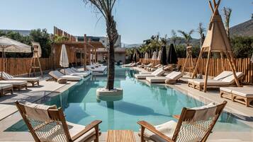 Piscine extérieure en saison