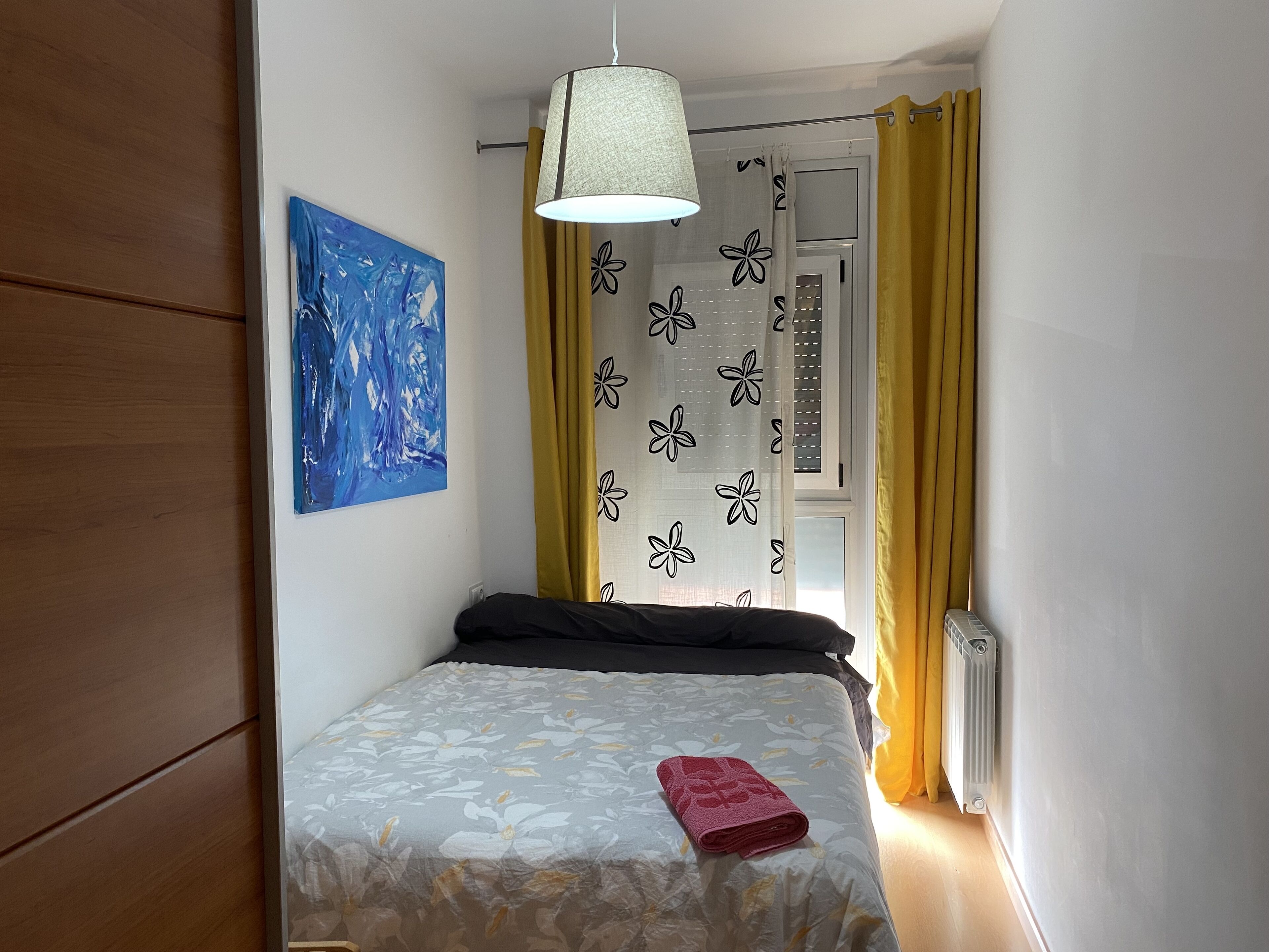 3 slaapkamers, een bureau, een strijkplank/strijkijzer, reisbedje