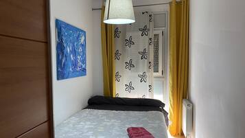 3 quartos, escrivaninha, ferros/tábuas de passar roupa, berço de viagem