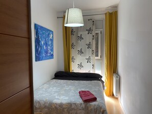 3 dormitorios, escritorio, tabla de planchar con plancha y cuna de viaje