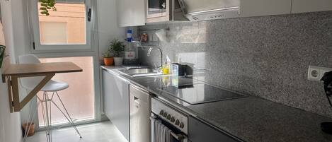 Réfrigérateur, four à micro-ondes, un four, surface de cuisson