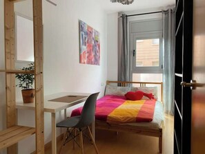 3 bedrooms, desk, iron/ironing board, travel crib
