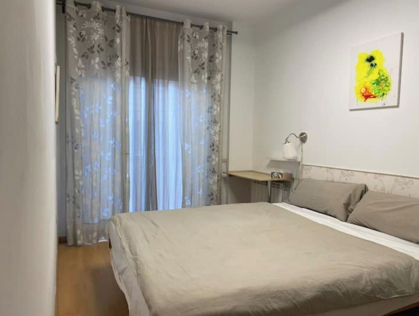 3 slaapkamers, een bureau, een strijkplank/strijkijzer, reisbedje