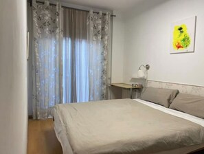 3 bedrooms, desk, iron/ironing board, travel crib