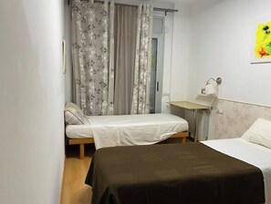 3 makuuhuonetta, työpöytä, silitysrauta/-lauta, vauvan matkasänky