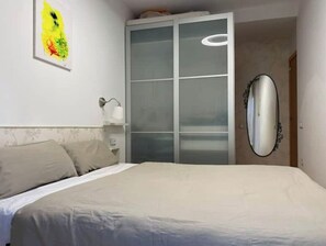 3 chambres, bureau, fer et planche à repasser, lit de bébé portatif