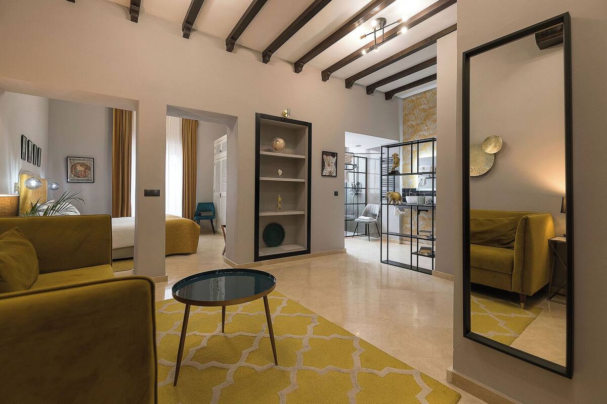 Uma sala de estar moderna com sofá, mesa de centro e estante.