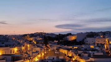 Une zone urbaine densément peuplée, avec des bâtiments et des rues, au crépuscule.