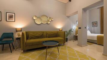 Design suite, 1 queensize bed, niet-roken, uitzicht op de stad (San Pedro) | Woonruimte | Een 50-inch smart-tv met kabelzenders, televisie en Netflix