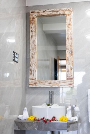 Comfort Apartment | Bathroom | Shower, rainfall showerhead, towels - The Habitat Sesel (Mahé Island)