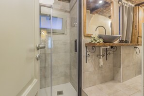 Regadera, secadora de cabello, bidet, toallas 